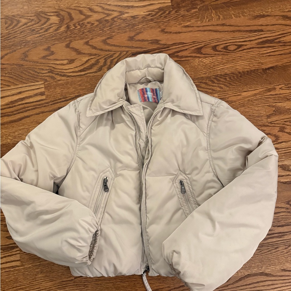 Urban Outfitters Beige Puffer Jacket very good condition! Size small